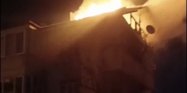 Düzce’de 3 katlı binanın çatısı alev alev yandı