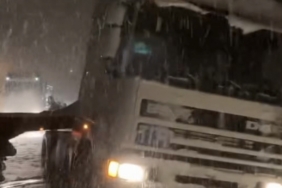 Düzce’de geçiş güzergahlarında tırlar makasladı, yollar kısmen kapandı