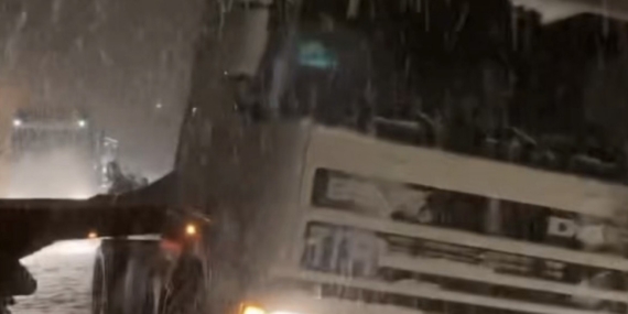 Düzce’de geçiş güzergahlarında tırlar makasladı, yollar kısmen kapandı