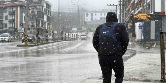 Düzce’ye mevsimin ilk karı düştü