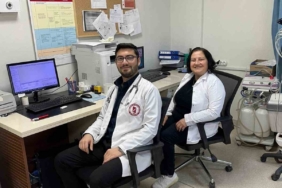 Ebe anne doktor oğluyla birlikte şifa dağıtıyor