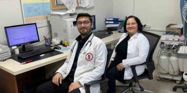 Ebe anne doktor oğluyla birlikte şifa dağıtıyor