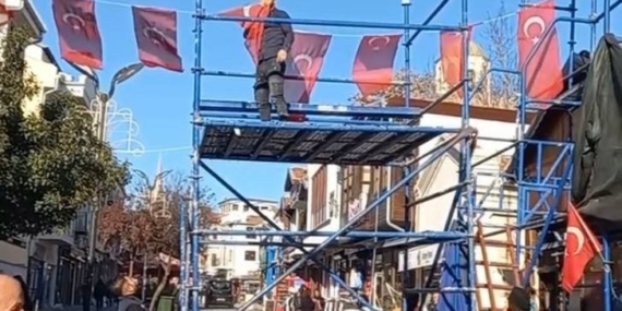 Edirne’de caddede bayrağa saygı: Türk bayrağını öperek kaldırdı