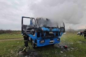 Edirne’de park halindeki kamyon alevlere teslim oldu