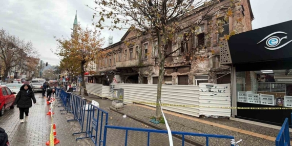 Edremit’teki tarihi bina yağışlara dayanamadı