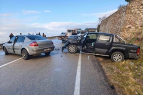Eğirdir’de iki otomobil çarpıştı, sürücüler yaralandı