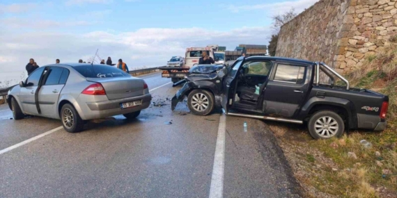 Eğirdir’de iki otomobil çarpıştı, sürücüler yaralandı