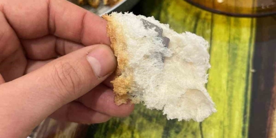 Ekmeğin içinden çıkanı görünce şok oldu