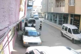 Ekmek arabasının kapısı böyle yere serdi