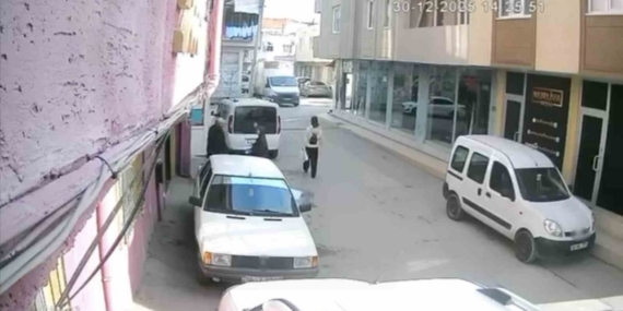 Ekmek arabasının kapısı böyle yere serdi