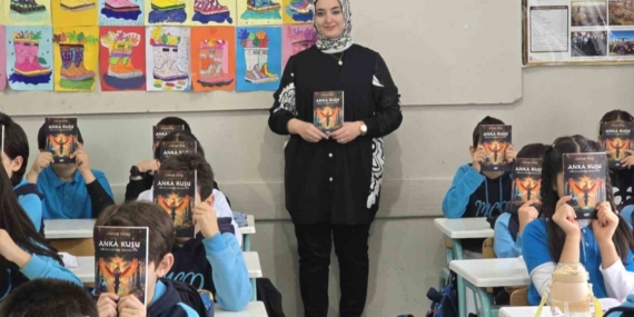 Ekran bağımlılığı haberinin etkisinde kaldı, kitap yazarak öğrencilerine yol gösterdi