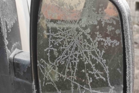 Eksi 17 dereceyi gören kentte araç camları buz tuttu