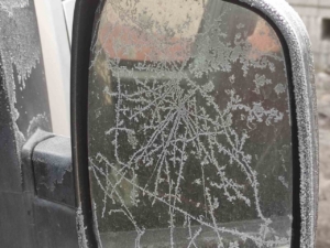 Eksi 17 dereceyi gören kentte araç camları buz tuttu