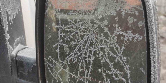 Eksi 17 dereceyi gören kentte araç camları buz tuttu