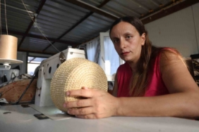 El işiyle ilmik atarak para kazanan 4 çocuklu anne, evlatlarına ve engelli eşine kendi emeğiyle bakıyor