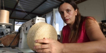 El işiyle ilmik atarak para kazanan 4 çocuklu anne, evlatlarına ve engelli eşine kendi emeğiyle bakıyor