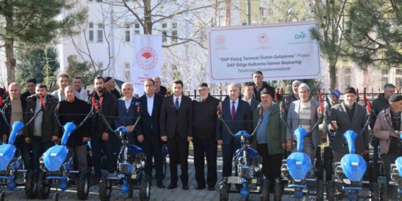 Elazığ’da çiftçilere çapa makinesi dağıtıldı