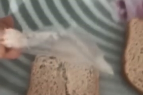 Elazığ’da ekmeğin içerisinden poşet çıktı