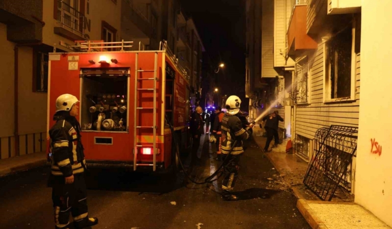 Elazığ’da ev yangını: 2 kişi dumandan etkilendi