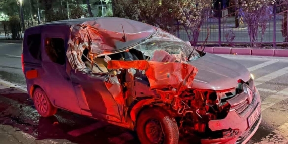 Elazığ’da hafif ticari araç, temizlik aracına çarptı: 1 yaralı