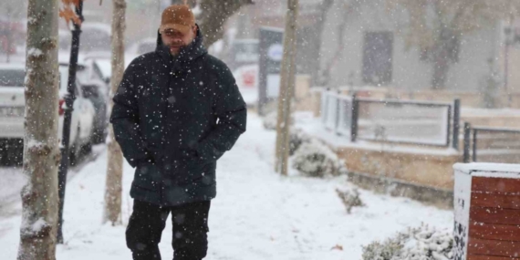 Elazığ’da kar yağışı sürüyor: 4 bin yıllık tarihi Harput beyaza büründü