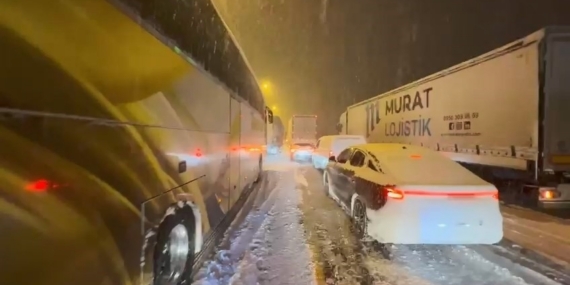 Elazığ’da kar yağışından dolayı araçlar yolda kaldı