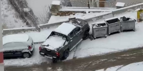 Elazığ’da karda kayan araçlar kameraya yansıdı