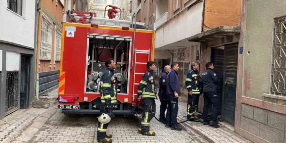 Elazığ’da metruk binada yangın