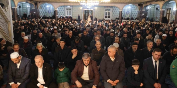 Elazığ’da Regaip Kandili’nde vatandaşlar camilere akın etti