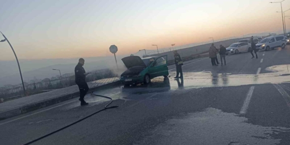 Elazığ’da seyir halindeki araç alev aldı