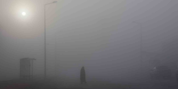 Elazığ’da sis görüş mesafesini 5 metreye düşürdü