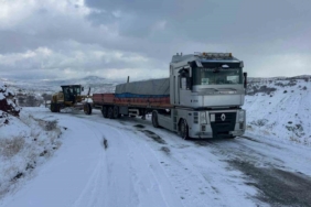 Elazığ’da yolda kalan araçlar kurtarıldı