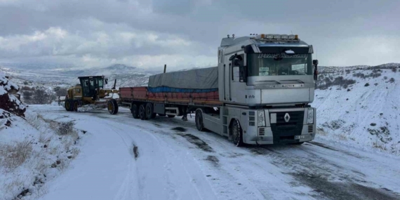 Elazığ’da yolda kalan araçlar kurtarıldı