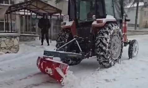 Elazığlı duyarlı vatandaşlardan karla mücadelede ekiplere destek
