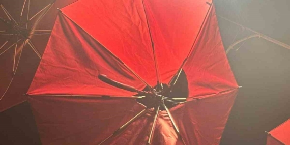 Elektrik kaçağı şemsiyeyi yaktı