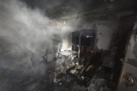 Elektrik kontağından çıkan yangında alevlere teslim olan ev kullanılmaz hale geldi