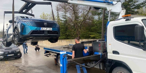 Elektrikli otomobilin yakınına yıldırım düştü, milyonluk araç ’hurda’ oldu