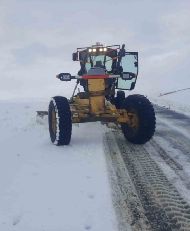 Eleşkirt’te kar yağışı sonrası kapanan köy yolları ulaşıma açıldı
