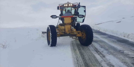 Eleşkirt’te kar yağışı sonrası kapanan köy yolları ulaşıma açıldı