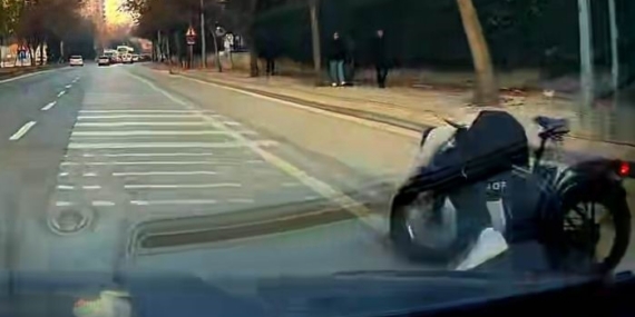 Eli cebinde bisikletle giderken araba altında kalmaktan son anda kurtuldu