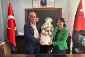 Emekli olan 38 yıllık öğretmene duygusal veda