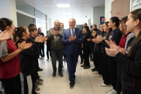 Emekli olan okul müdürünü öğrencileri alkışlarla uğurladı: Gözyaşlarına hakim olamadı