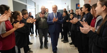 Emekli olan okul müdürünü öğrencileri alkışlarla uğurladı: Gözyaşlarına hakim olamadı