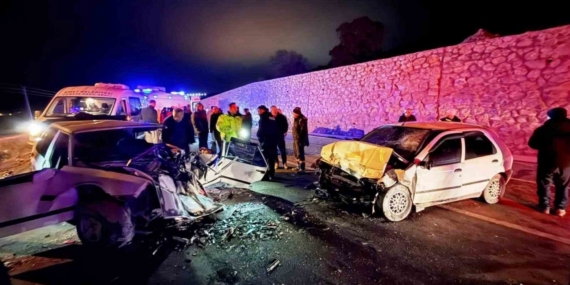 Emet’te iki araç kafa kafaya çarpıştı: 4 yaralı