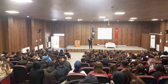 Emet’te lise öğrencilerine "Hz. Peygamber ve Şahsiyet İnşası" başlıklı konferans
