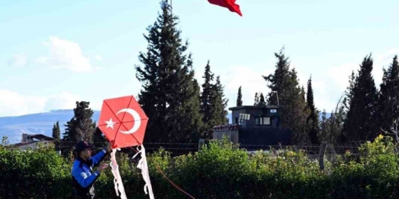 Emniyet ekipleri çocuklarla uçurtma festivalinde buluştu