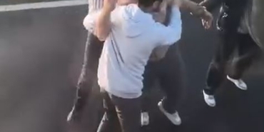 Emniyet şeridini ihlal etmek isteyen sürücü ortalığı bir birine kattı