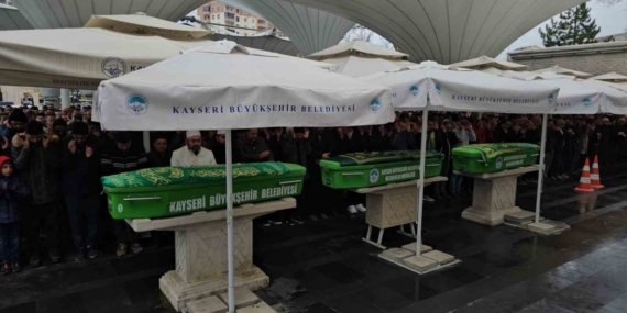 En acı cenaze: Trafik kazasında hayatını kaybeden anne, oğlu ve kızı yan yana son yolculuğuna uğurlandı