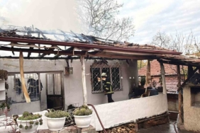 Erbaa’da elektrik kontağından çıkan yangın evi küle çevirdi