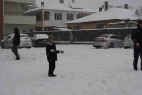 Erciş’te vatandaşların kar sevinci